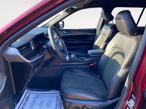 New 2026 Jeep Grand Cherokee Altitude image 9