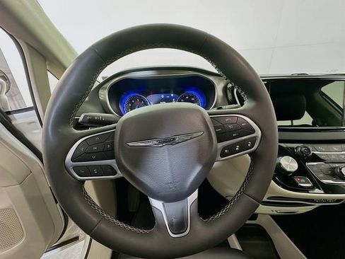 Used 2024 Chrysler Pacifica Touring-L image 13