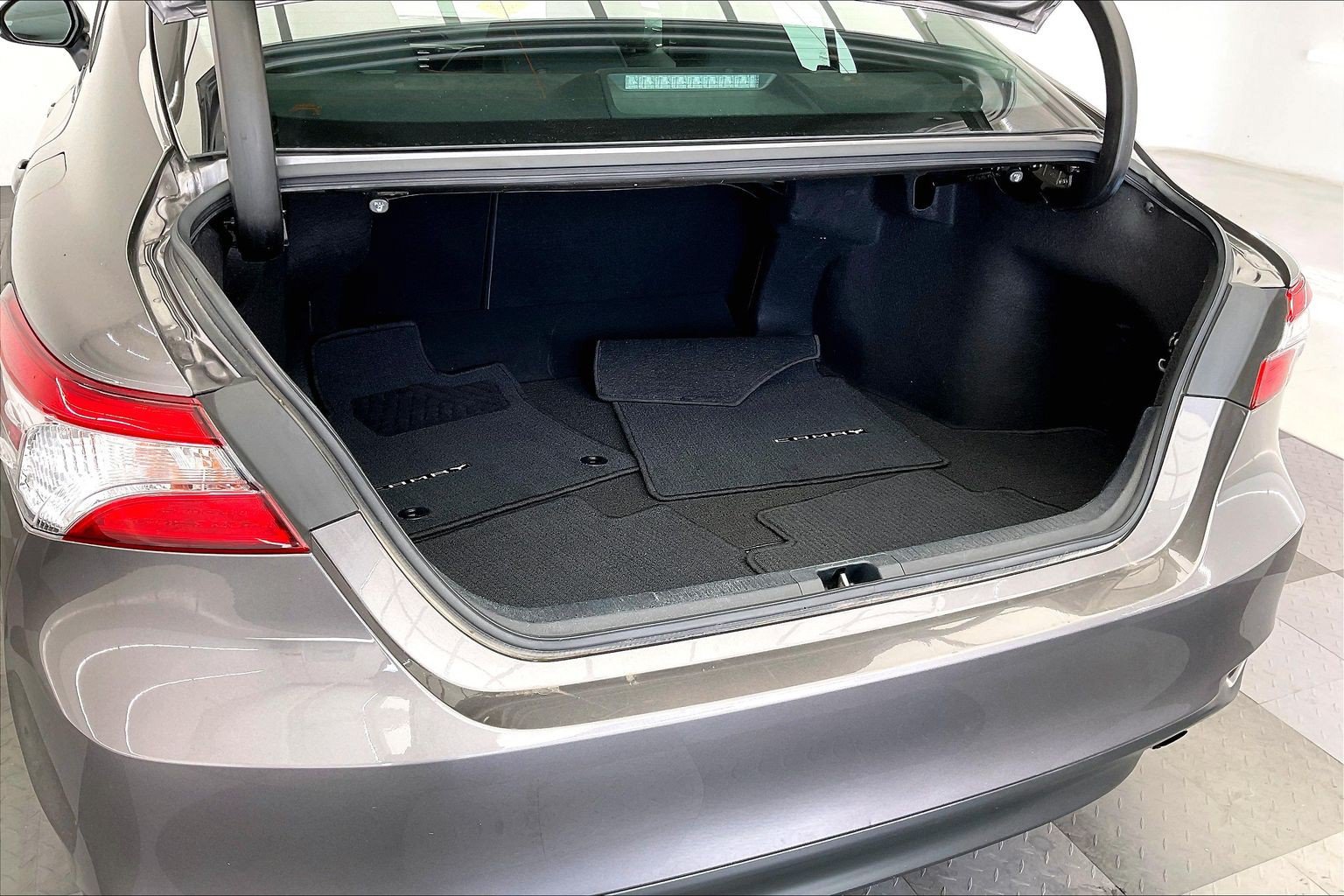 Used 2020 Toyota Camry LE FWD image 27