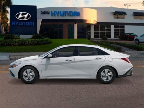 New 2026 Hyundai Elantra SE image 3