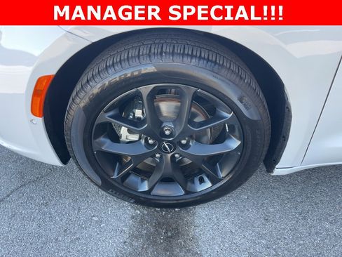 Used 2025 Chrysler Pacifica Limited image 9