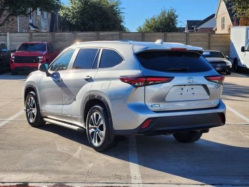 Used 2024 Toyota Highlander XLE image 3