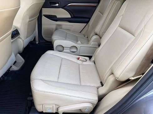 Used 2018 Toyota Highlander Limited FWD image 12