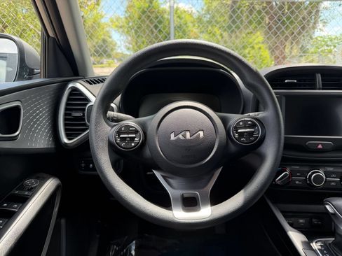 Used 2025 Kia Soul LX w/ LX Technology Package FWD image 25