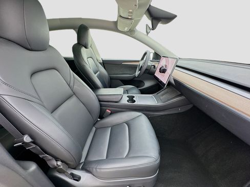 Used 2025 Tesla Model Y Long Range image 20