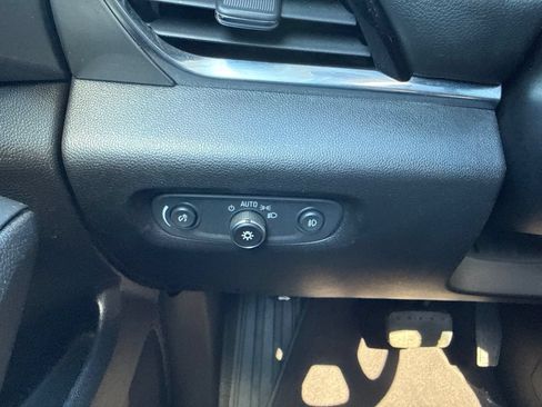 Used 2018 Chevrolet Traverse LT AWD/4WD image 39