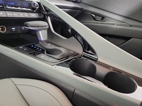 New 2025 Hyundai Elantra Limited image 18