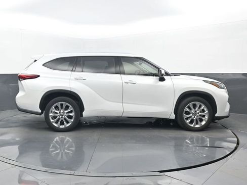 Used 2023 Toyota Highlander Limited image 2