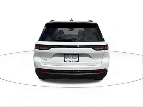 Used 2025 Jeep Grand Cherokee Altitude image 4