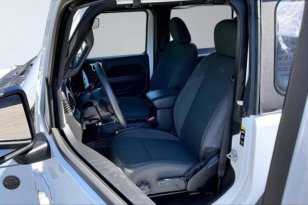 Certified 2025 Jeep Wrangler Sport AWD/4WD image 3