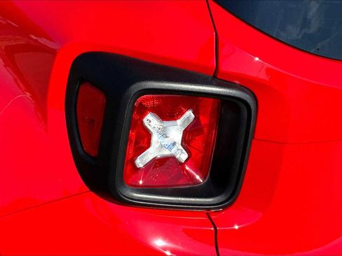 Used 2023 Jeep Renegade Latitude w/ Premium Group image 28