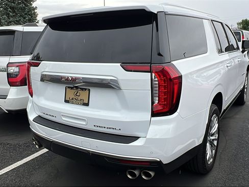 Used 2022 GMC Yukon XL Denali AWD/4WD image 3
