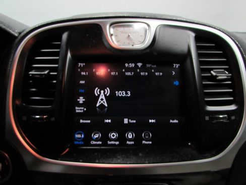 Used 2020 Chrysler 300 Touring image 26