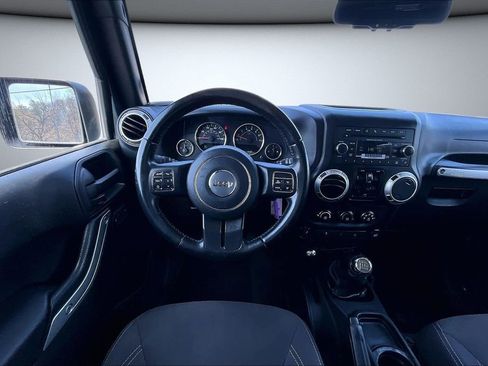 Used 2017 Jeep Wrangler Unlimited Sahara w/ Connectivity Group AWD/4WD image 8