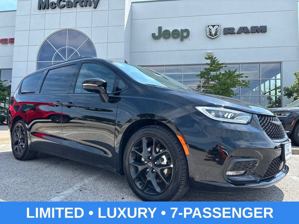 Used 2025 Chrysler Pacifica Limited FWD image 1