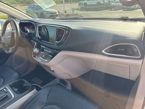Used 2021 Chrysler Pacifica Touring-L FWD image 8