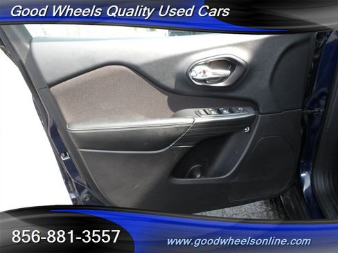 Used 2016 Jeep Cherokee Latitude w/ Cold Weather Group AWD/4WD image 23