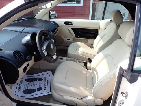 Used 2006 Volkswagen Beetle Convertible w/ Package 1 FWD image 7