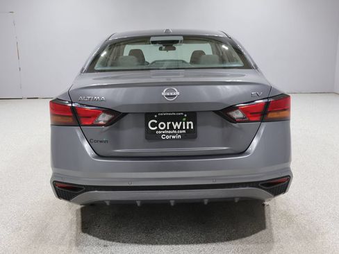 Used 2024 Nissan Altima 2.5 SV FWD image 3
