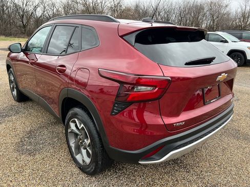 Used 2024 Chevrolet Trax LT w/ Sunroof Package image 3