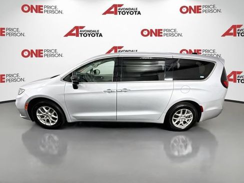 Used 2024 Chrysler Pacifica Touring-L FWD image 4