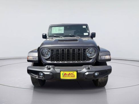 Used 2025 Jeep Gladiator Sport AWD/4WD image 8