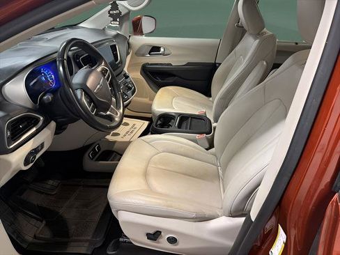 Used 2018 Chrysler Pacifica Touring-L FWD image 14