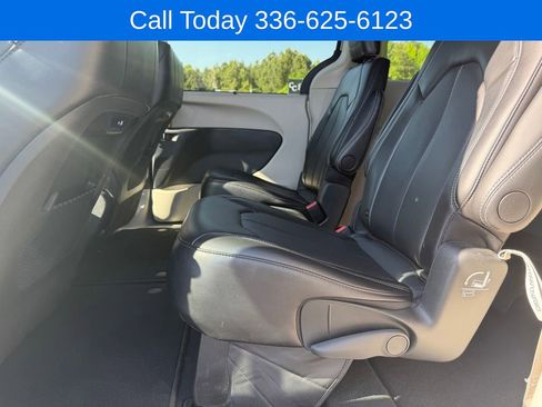 Used 2024 Chrysler Pacifica Touring-L FWD image 12