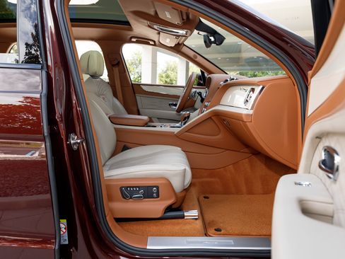 Used 2023 Bentley Bentayga Extended Wheelbase AWD/4WD image 2