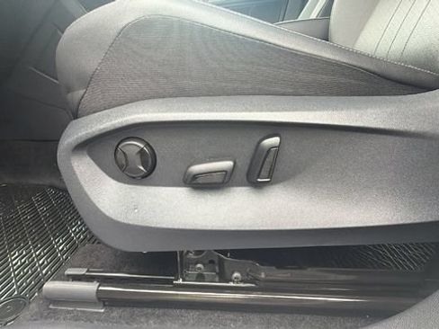 Used 2024 Volkswagen Tiguan SE w/ Panoramic Sunroof Package AWD/4WD image 22