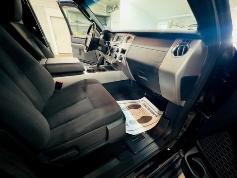 Used 2017 Ford Expedition XLT image 15