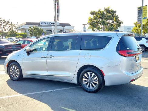 Used 2023 Chrysler Pacifica Limited FWD image 5