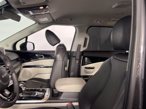 Used 2024 Kia Carnival EX image 24