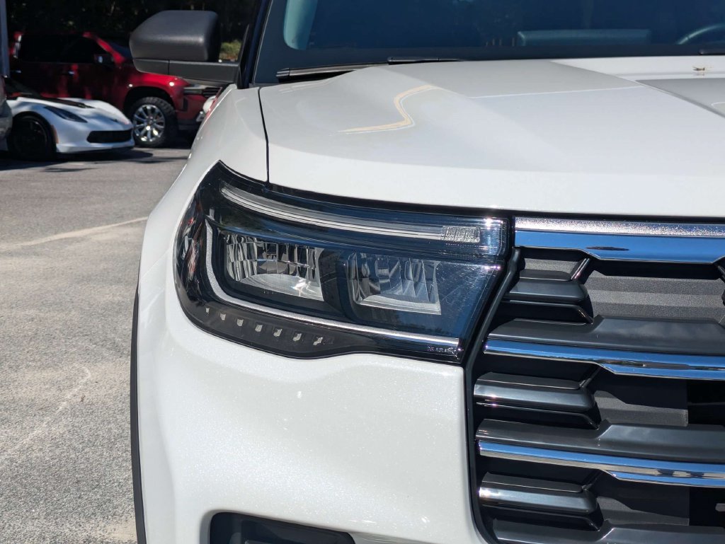 Used 2025 Ford Explorer Active AWD/4WD image 10