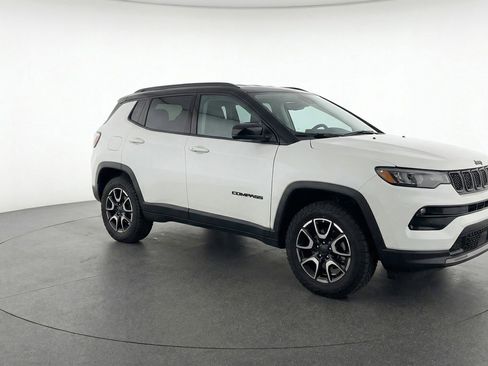 Used 2025 Jeep Compass Trailhawk image 1