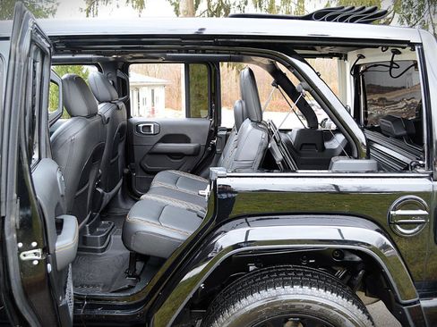 Used 2023 Jeep Wrangler Unlimited Sahara image 11