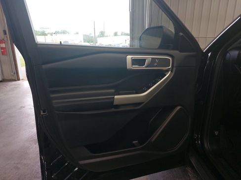 Used 2022 Ford Explorer XLT w/ Equipment Group 202A AWD/4WD image 29