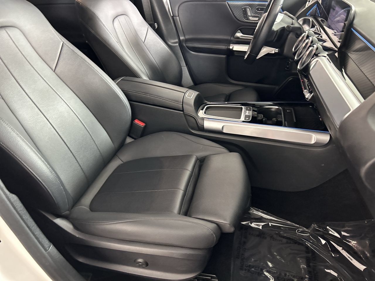 Used 2025 Mercedes-Benz GLB 250 image 27