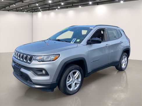 Used 2023 Jeep Compass Latitude w/ Convenience Group AWD/4WD image 3