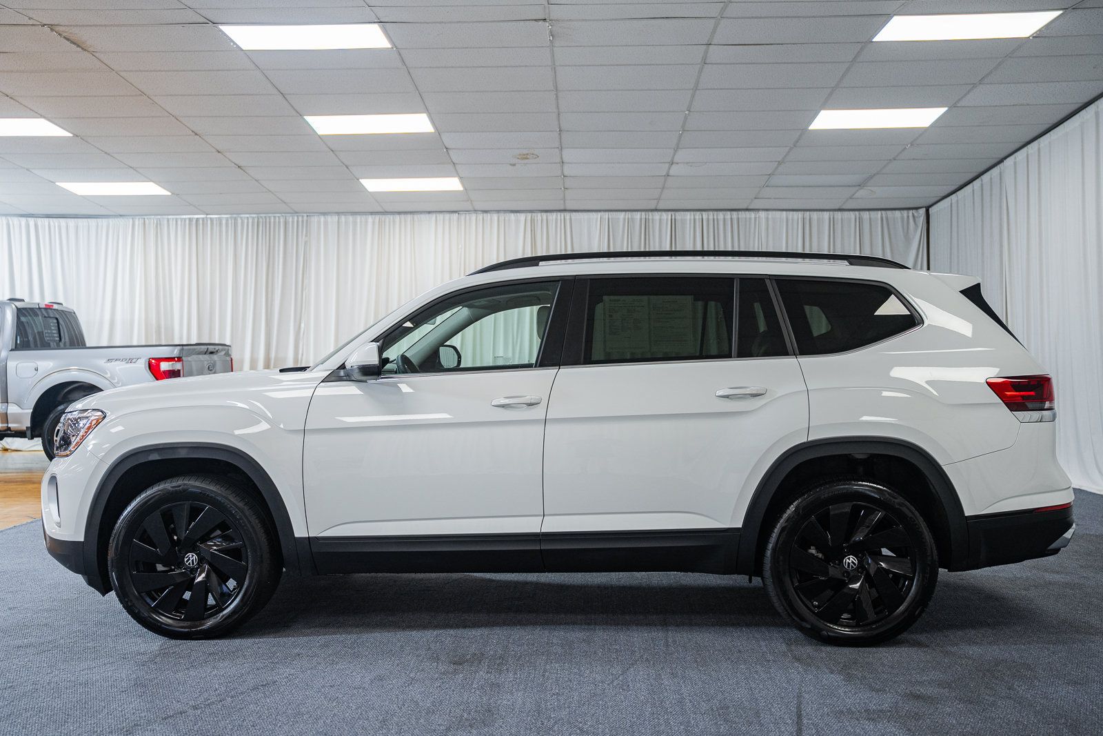 Used 2024 Volkswagen Atlas SE w/ Black Wheel Package AWD/4WD image 5