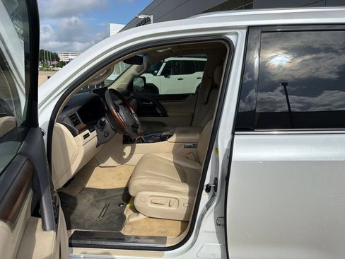 Used 2019 Lexus LX 570 4WD w/ Luxury Package image 2