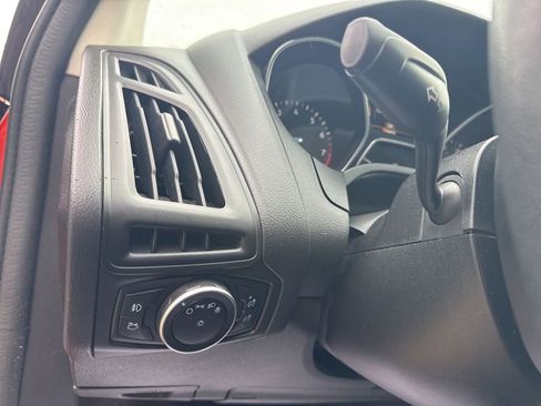 Used 2018 Ford Focus SE w/ SE Appearance Package FWD image 11