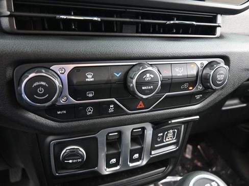 Used 2025 Jeep Wrangler Sport image 22