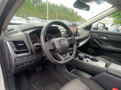 Used 2025 Nissan Rogue SV FWD image 9