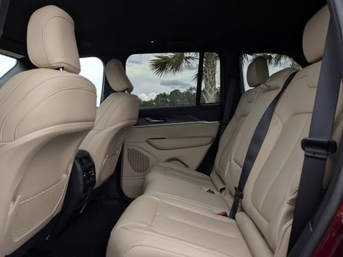 Used 2025 Jeep Grand Cherokee Limited RWD image 18