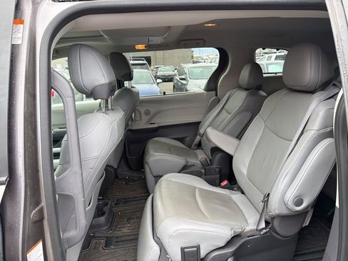 Used 2023 Toyota Sienna Limited image 11