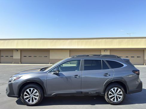 Used 2025 Subaru Outback Premium AWD/4WD image 4