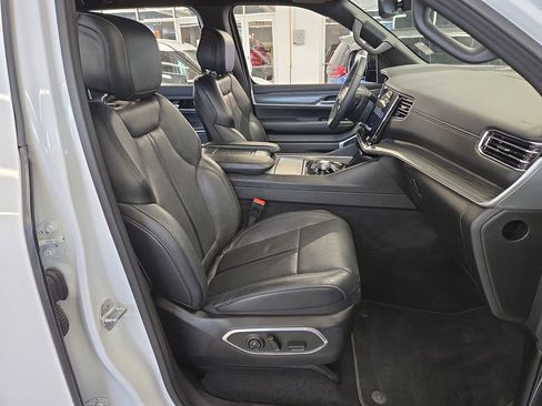 Used 2024 Jeep Wagoneer L Series II w/ Flexible Seating Group AWD/4WD image 18