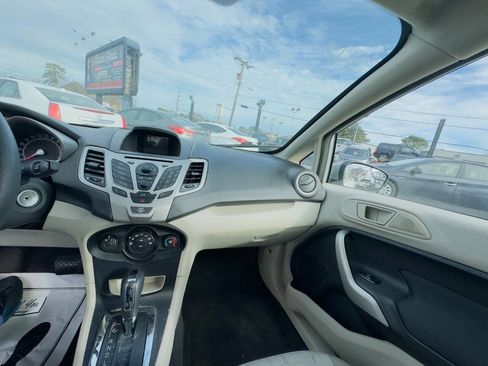 Used 2013 Ford Fiesta SE image 19