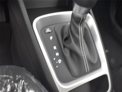 Used 2025 Hyundai Venue SE image 16